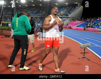 Lawrence Okoye in Inghilterra celebra la vittoria dell'argento nella finale di tiro del Discus degli uomini all'Alexander Stadium il giorno sette dei Giochi del Commonwealth 2022 a Birmingham. Data foto: Giovedì 4 agosto 2022. Foto Stock