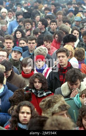 Bucarest, Romania, gennaio 1990. Rally in Piazza dell'Università dopo la Rivoluzione rumena del 1989. La gente si riunirebbe ogni giorno per protestare contro i funzionari ex comunisti che hanno preso il potere dopo la Rivoluzione. Foto Stock