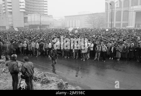 Bucarest, Romania, gennaio 1990. Rally in Piazza dell'Università dopo la Rivoluzione rumena del 1989. La gente si riunirebbe ogni giorno per protestare contro i funzionari ex comunisti che hanno preso il potere dopo la Rivoluzione. Foto Stock