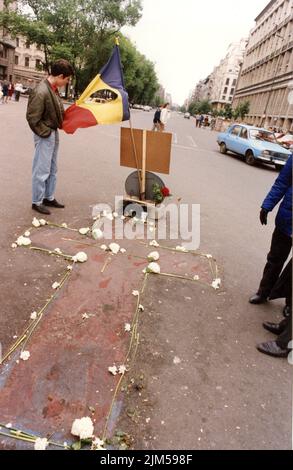 Bucarest, Romania, gennaio 1990. Memoriale per le vittime della rivoluzione anticomunista rumena del 1989 dicembre nel centro della Piazza dell'Università, uno dei punti chiave della rivolta. Foto Stock