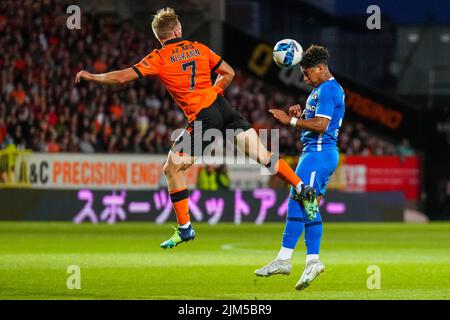 DUNDEE - (lr) Ilmari Niskanen del Dundee United FC, Myron van Brederode dell'AZ Alkmaar durante la terza partita di qualificazione della UEFA Conference League tra il Dundee United FC e l'AZ Alkmaar al Tannadice Park il 4 agosto 2022 a Dundee, Scozia. ANP ED DEL POL Foto Stock