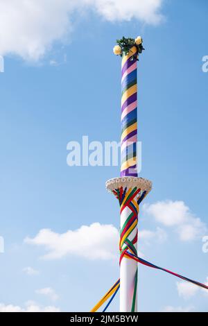 Uno scatto verticale di corde colorate su un tradizionale Maypole inglese Foto Stock