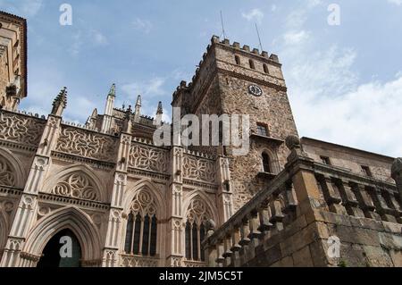 Un tiro basso angolo del Monastero reale di Santa Maria de Guadalupe situato in Plaza Mayor, Spagna Foto Stock