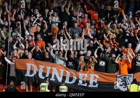 I fan di Dundee United durante la terza fase di qualificazione della UEFA Europa Conference League, prima tappa al Tannadice Park di Dundee. Data foto: Giovedì 4 agosto 2022. Foto Stock