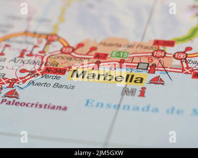 Una mappa con l'attenzione sulla città di Marbella - concetto di vacanza Foto Stock