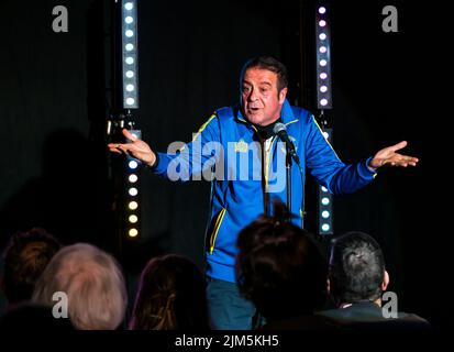 Edimburgo, Scozia, Regno Unito, 4th agosto 2022. Edinburgh Festival Fringe: The Stand Comedy Club presenta una vetrina del talento comico al Fringe di quest'anno al New Town Theatre. Nella foto: Comico e satirista politico Mark Thomas. Credit: Sally Anderson/Alamy Live News Foto Stock