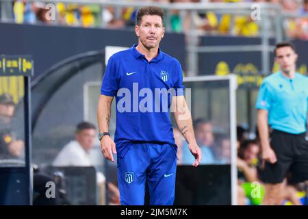 Cadice, Cadice, Spagna. 4th ago 2022. Diego ''Cholo'' Simeone, allenatore capo di Atletico de Madrid, fornisce istruzioni durante la partita amichevole pre-stagione tra Cadiz CF e Atletico de Madrid allo Stadio Nuevo Mirandilla di Cadice, Spagna, il 04 agosto 2022. (Credit Image: © Jose Luis Contreras/DAX via ZUMA Press Wire) Foto Stock