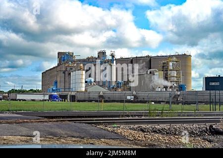 EMPORIA, KANSAS - 4 AGOSTO 2022Railroad le auto portarinfuse sono allineate sul lato ferroviario presso l'impianto DI lavorazione dei semi di OLIO DI BUNGE a Emporia prima di essere caricate con grano per l'esportazione all'estero. Mentre i camion del rimorchio del trattore con i soie prelevati dai silos di immagazzinaggio degli agricoltori si allineano fino a consegnare alla pianta i grani grezzi che saranno trasformati nei tipi differenti di oli che sono fatti alla pianta o inviati per l'esportazione. Credito: Mark Reinstein/MediaPunch Foto Stock