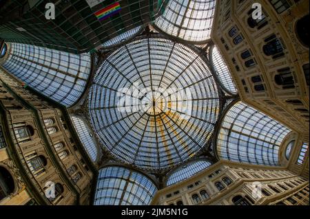 La Galleria Umberto di Napoli con il suo soffitto in vetro attira molti turisti Foto Stock