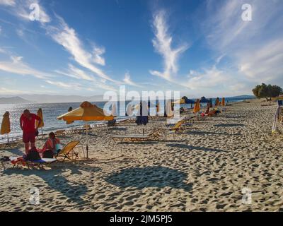 Isola di Naxos, Grecia. 3 aprile 2010: Ombrelloni sulla bellissima spiaggia sabbiosa di Agia Anna. Isola di Naxos. Grecia Foto Stock