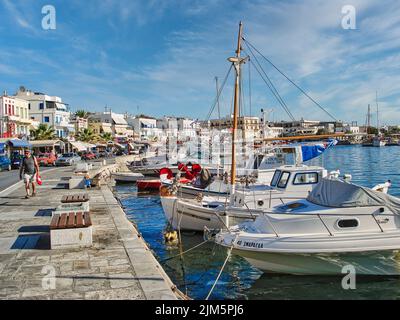 Isola di Naxos, Grecia. 3 aprile 2010: Barche da pesca tradizionali nel porto di Naxos Foto Stock