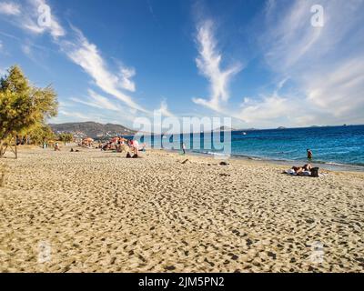 Isola di Naxos, Grecia. 3 aprile 2010: Acque cristalline della spiaggia di Agia Anna. Isola di Naxos. Grecia Foto Stock