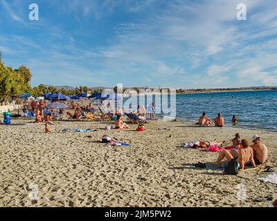 Isola di Naxos, Grecia. 3 aprile 2010: Le persone godono del sole mentre nuotano in mare sulla spiaggia di Agios Prokopios, sull'isola di Naxos, in Grecia Foto Stock