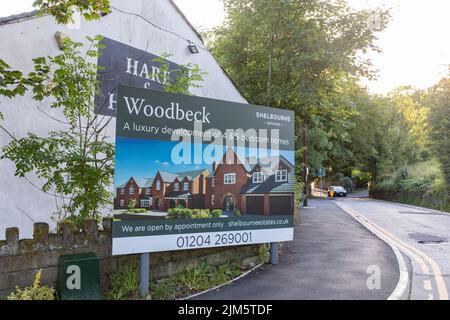 Woodbeck nuovo sviluppo di alloggi a Holcombe Brook, Ramsbottom, Bury, di 4 e 5 case indipendenti letto, Lancashire, Inghilterra, UK estate 2022 Foto Stock