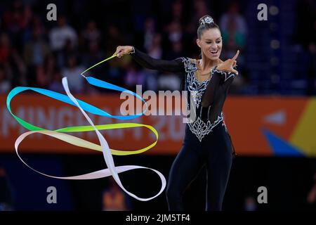 Birmingham, Regno Unito. 04th ago 2022. Carmel Kallemaa del Canada esegue la sua routine nastro a Birmingham, Regno Unito il 8/4/2022. (Foto di Conor Molloy/News Images/Sipa USA) Credit: Sipa USA/Alamy Live News Foto Stock