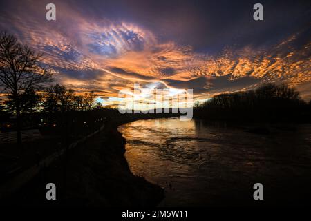Tramonto sul fiume Great Morava, quartiere Pomoravlje, Serbia centrale Foto Stock