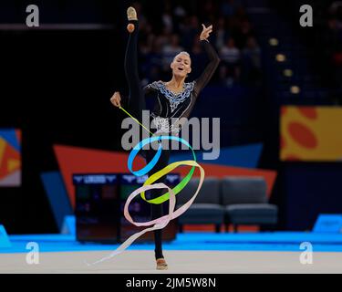 Birmingham, Regno Unito. 04th ago 2022. Carmel Kallemaa del Canada esegue la sua routine nastro a Birmingham, Regno Unito il 8/4/2022. (Foto di Conor Molloy/News Images/Sipa USA) Credit: Sipa USA/Alamy Live News Foto Stock