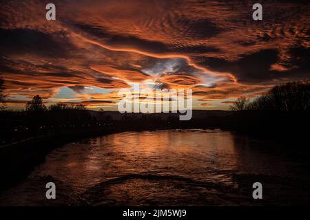 Tramonto sul fiume Great Morava, quartiere Pomoravlje, Serbia centrale Foto Stock