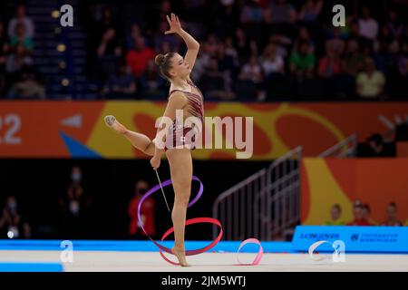 Birmingham, Regno Unito. 04th ago 2022. Tatiana Cocsanova del Canada esegue la sua routine di nastro a Birmingham, Regno Unito il 8/4/2022. (Foto di Conor Molloy/News Images/Sipa USA) Credit: Sipa USA/Alamy Live News Foto Stock