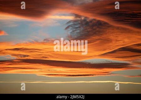 Tramonto sul fiume Great Morava, quartiere Pomoravlje, Serbia centrale Foto Stock