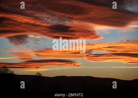 Tramonto sul fiume Great Morava, quartiere Pomoravlje, Serbia centrale Foto Stock