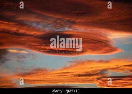 Tramonto sul fiume Great Morava, quartiere Pomoravlje, Serbia centrale Foto Stock