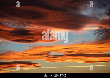 Tramonto sul fiume Great Morava, quartiere Pomoravlje, Serbia centrale Foto Stock