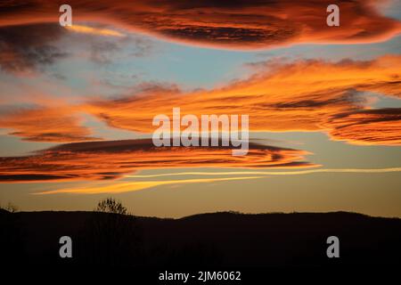 Tramonto sul fiume Great Morava, quartiere Pomoravlje, Serbia centrale Foto Stock