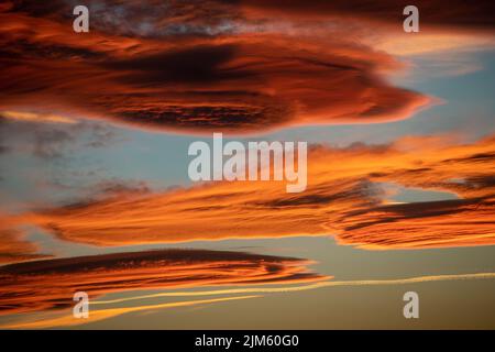 Tramonto sul fiume Great Morava, quartiere Pomoravlje, Serbia centrale Foto Stock