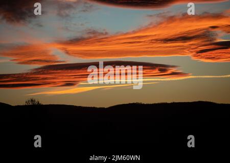 Tramonto sul fiume Great Morava, quartiere Pomoravlje, Serbia centrale Foto Stock