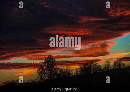Tramonto sul fiume Great Morava, quartiere Pomoravlje, Serbia centrale Foto Stock
