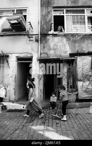 Una scala di grigi verticale di persone nelle strade di Istanbul, Turchia Foto Stock