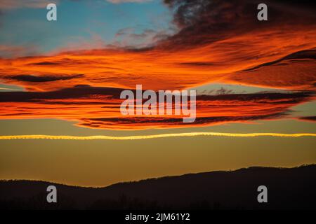 Tramonto sul fiume Great Morava, quartiere Pomoravlje, Serbia centrale Foto Stock