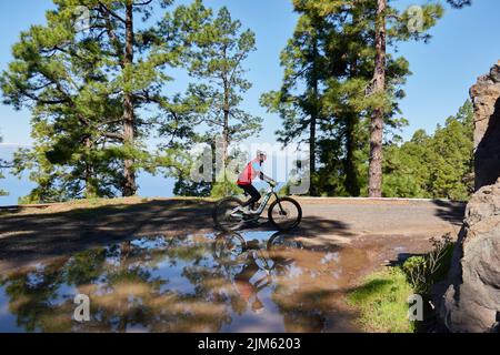 Un ciclista di montagna nella parte occidentale di la Palma Canary Island, Spagna Foto Stock