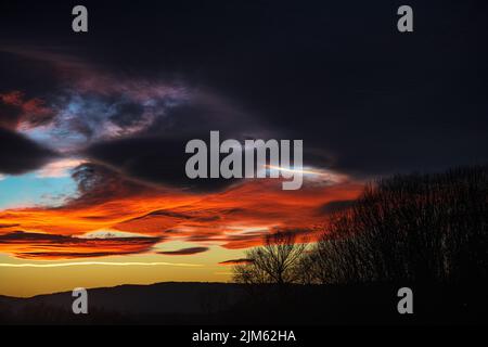 Tramonto sul fiume Great Morava, quartiere Pomoravlje, Serbia centrale Foto Stock