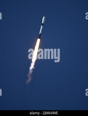 Un razzo SpaceX Falcon 9 lancia il Korea Pathfinder Lunar Orbiter (KPLO) dal complesso 40 alle 7:08 dalla Stazione spaziale di Cape Canaveral, Florida, giovedì 4 agosto 2022. La missione della Corea del Sud cercherà potenziali aree di ghiaccio acquatico sulla superficie lunare. Foto di Joe Marino/UPI Credit: UPI/Alamy Live News Foto Stock