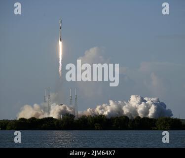 Un razzo SpaceX Falcon 9 lancia il Korea Pathfinder Lunar Orbiter (KPLO) dal complesso 40 alle 7:08 dalla Stazione spaziale di Cape Canaveral, Florida, giovedì 4 agosto 2022. La missione della Corea del Sud cercherà potenziali aree di ghiaccio acquatico sulla superficie lunare. Foto di Joe Marino/UPI Credit: UPI/Alamy Live News Foto Stock