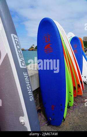 BIARRITZ, FRANCIA -18 AGO 2021- Vista delle tavole da surf sulla spiaggia nella località turistica di Biarritz nel Paese Basco, Francia, conosciuta per il suo surf e w Foto Stock