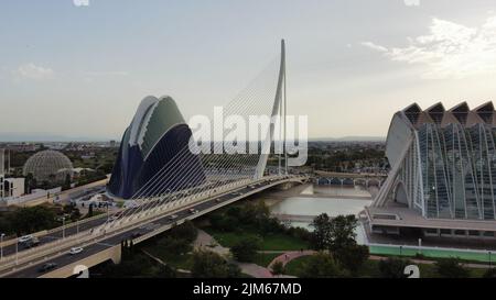 Una lunga esposizione della Città delle Arti e delle Scienze e del ponte di Serreria (Assut de l'Or) a Valencia, Spagna Foto Stock