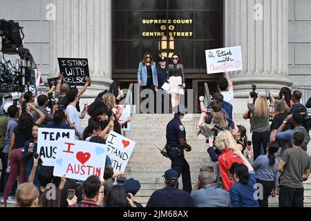 Mariska Hargitay (giacca blu) sul set di 'Legge e Ordine: Unità delle vittime speciali' riprese al di fuori del New York state Supreme Court Building il prossimo agosto Foto Stock