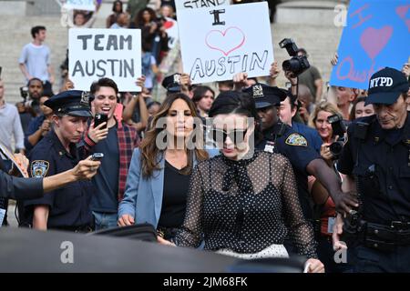 Mariska Hargitay (giacca blu) sul set di 'Legge e Ordine: Unità delle vittime speciali' riprese al di fuori del New York state Supreme Court Building il prossimo agosto Foto Stock