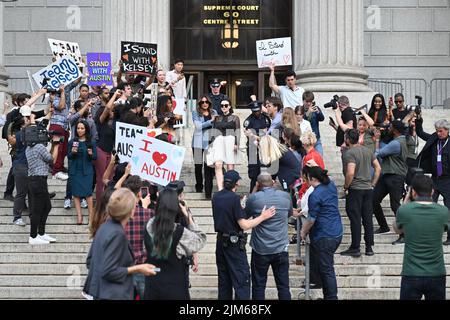 Mariska Hargitay (giacca blu) sul set di 'Legge e Ordine: Unità delle vittime speciali' riprese al di fuori del New York state Supreme Court Building il prossimo agosto Foto Stock