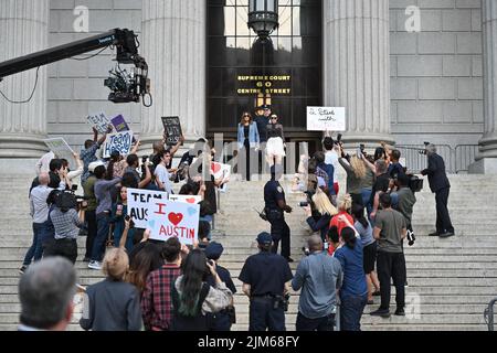 Mariska Hargitay (giacca blu) sul set di 'Legge e Ordine: Unità delle vittime speciali' riprese al di fuori del New York state Supreme Court Building il prossimo agosto Foto Stock