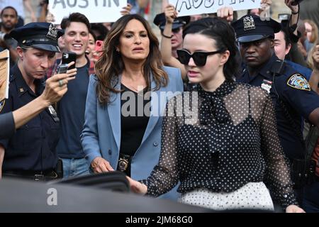 Mariska Hargitay (giacca blu) sul set di 'Legge e Ordine: Unità delle vittime speciali' riprese al di fuori del New York state Supreme Court Building il prossimo agosto Foto Stock