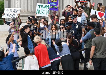 Mariska Hargitay (giacca blu) sul set di 'Legge e Ordine: Unità delle vittime speciali' riprese al di fuori del New York state Supreme Court Building il prossimo agosto Foto Stock