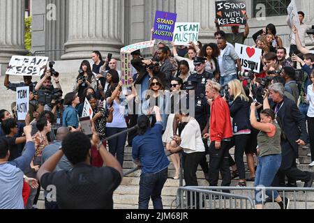 Mariska Hargitay (giacca blu) sul set di 'Legge e Ordine: Unità delle vittime speciali' riprese al di fuori del New York state Supreme Court Building il prossimo agosto Foto Stock