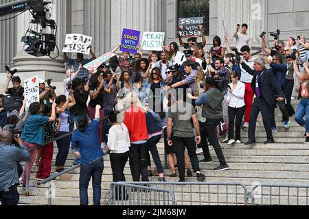 Mariska Hargitay (giacca blu) sul set di 'Legge e Ordine: Unità delle vittime speciali' riprese al di fuori del New York state Supreme Court Building il prossimo agosto Foto Stock