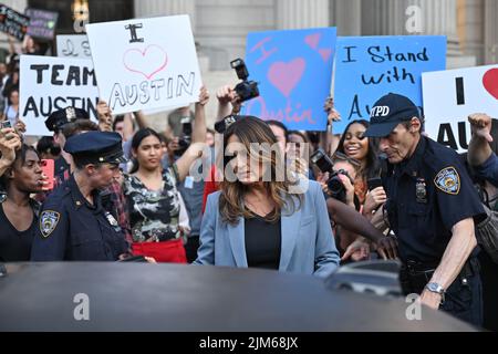 Mariska Hargitay (giacca blu) sul set di 'Legge e Ordine: Unità delle vittime speciali' riprese al di fuori del New York state Supreme Court Building il prossimo agosto Foto Stock