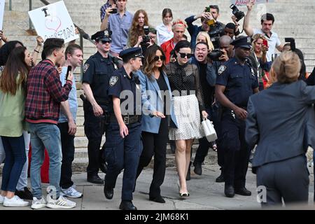 Mariska Hargitay (giacca blu) sul set di 'Legge e Ordine: Unità delle vittime speciali' riprese al di fuori del New York state Supreme Court Building il prossimo agosto Foto Stock