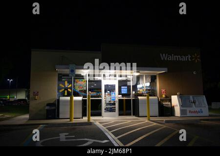 Augusta, Georgia USA - 10 18 21: Il negozio al dettaglio della stazione di servizio Walmart di notte è chiuso Foto Stock